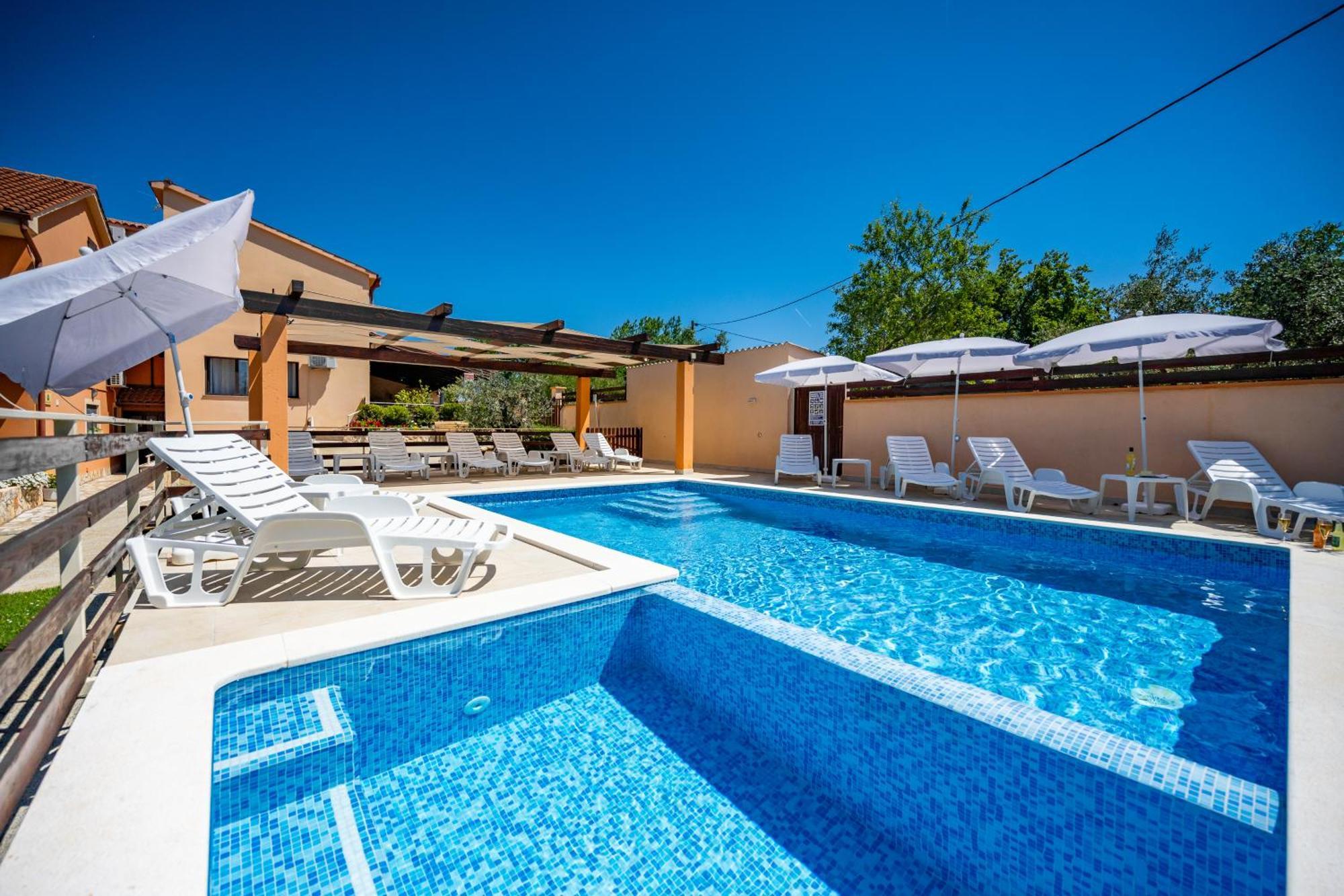 E-M Apartments With Private Pool Vinkuran Zewnętrze zdjęcie