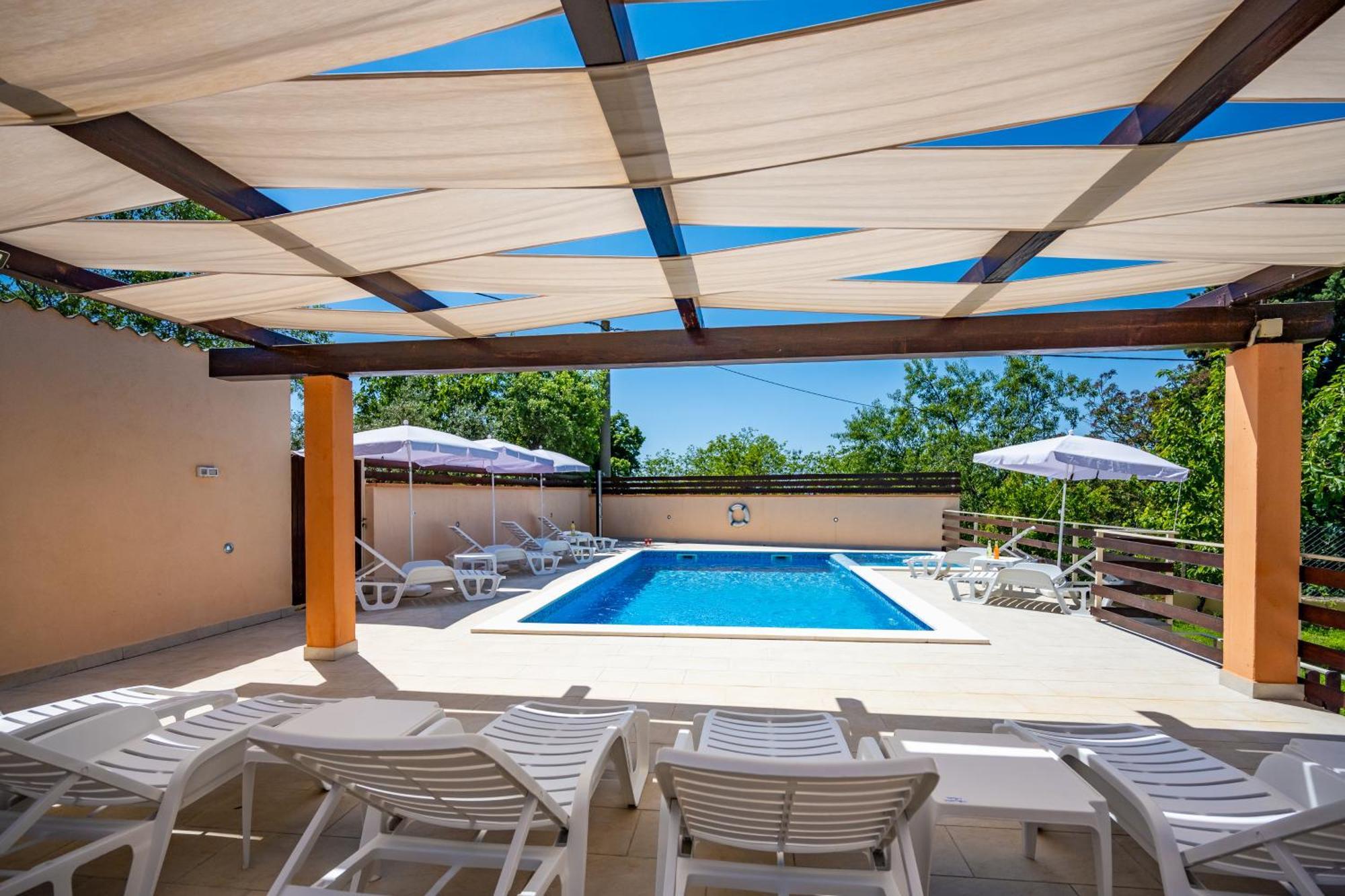 E-M Apartments With Private Pool Vinkuran Zewnętrze zdjęcie