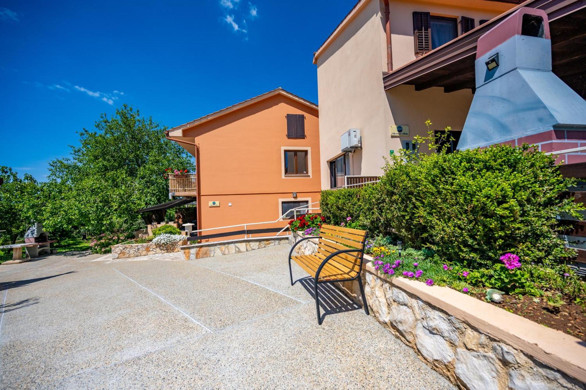 E-M Apartments With Private Pool Vinkuran Zewnętrze zdjęcie