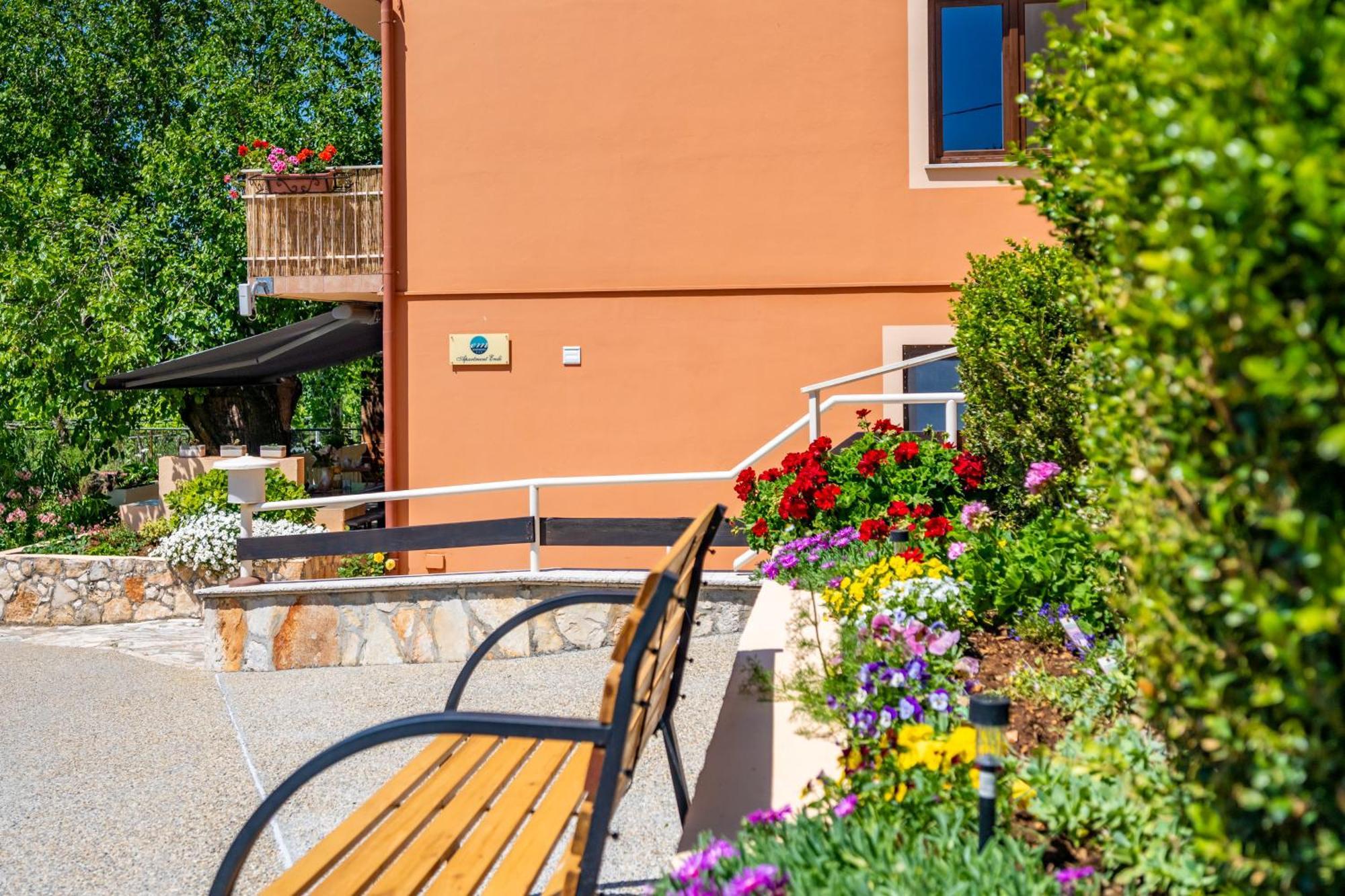 E-M Apartments With Private Pool Vinkuran Zewnętrze zdjęcie