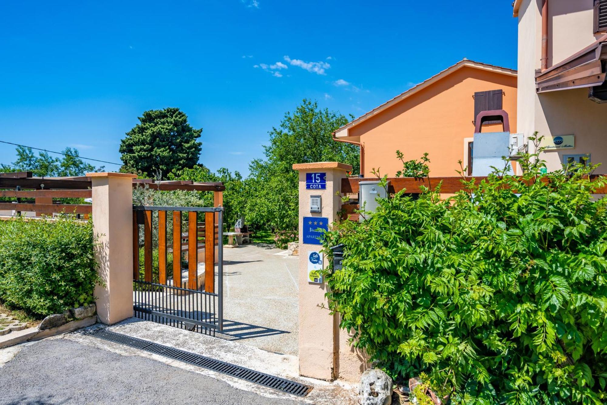 E-M Apartments With Private Pool Vinkuran Zewnętrze zdjęcie