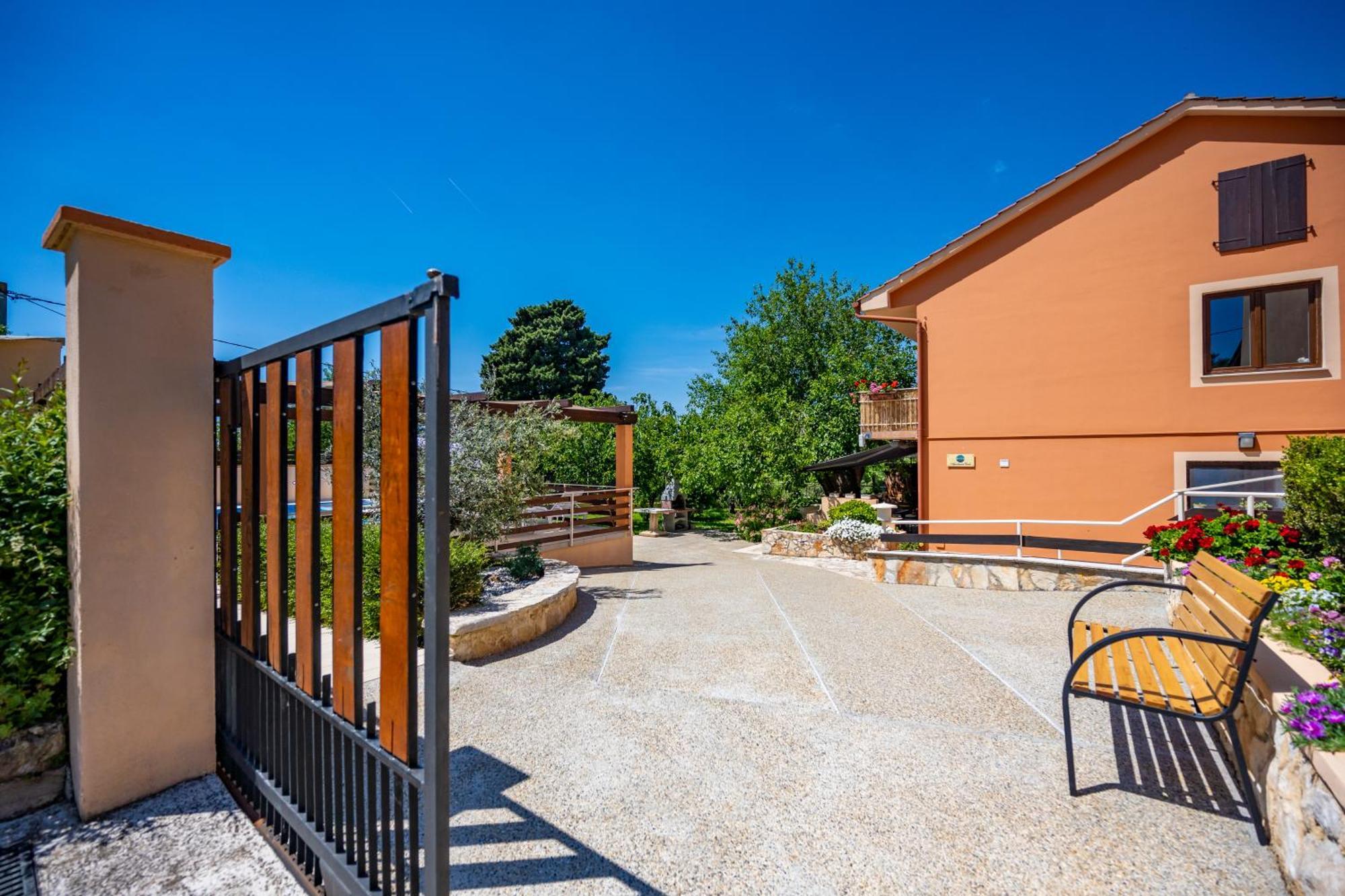 E-M Apartments With Private Pool Vinkuran Zewnętrze zdjęcie